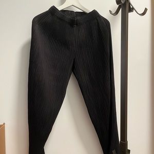 Black pleated pants